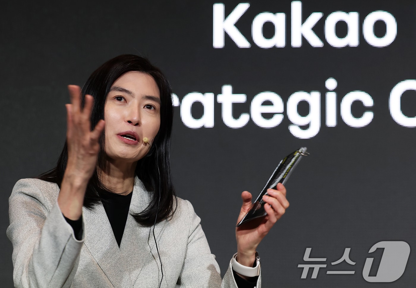 정신아 카카오 대표와 4일 서울 중구 플라자호텔에서 열린 오픈AI 전략적 제휴 체결 공동 기자간담회에서 발언하고 있다. 카카오는 국내 기업으로는 처음으로 오픈AI와 전략적 제휴를 맺고 인공지능&#40;AI&#41; 서비스 고도화를 위한 기술 협력은 물론 공동 상품 개발 등을 추진할 계획이다. 2025.2.4/뉴스1 ⓒ News1 오대일 기자