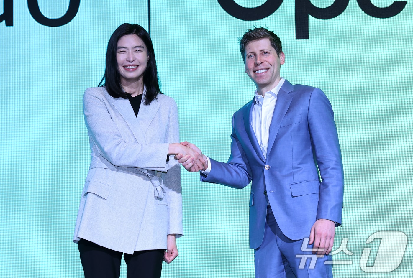 정신아 카카오 대표와 챗GPT 개발사 오픈AI의 샘 올트먼 최고경영자(CEO)가 4일 서울 중구 더플라자호텔에서 열린 전략적 제휴 체결 공동 기자간담회에서 악수를 나누고 있다. ⓒ News1 오대일 기자