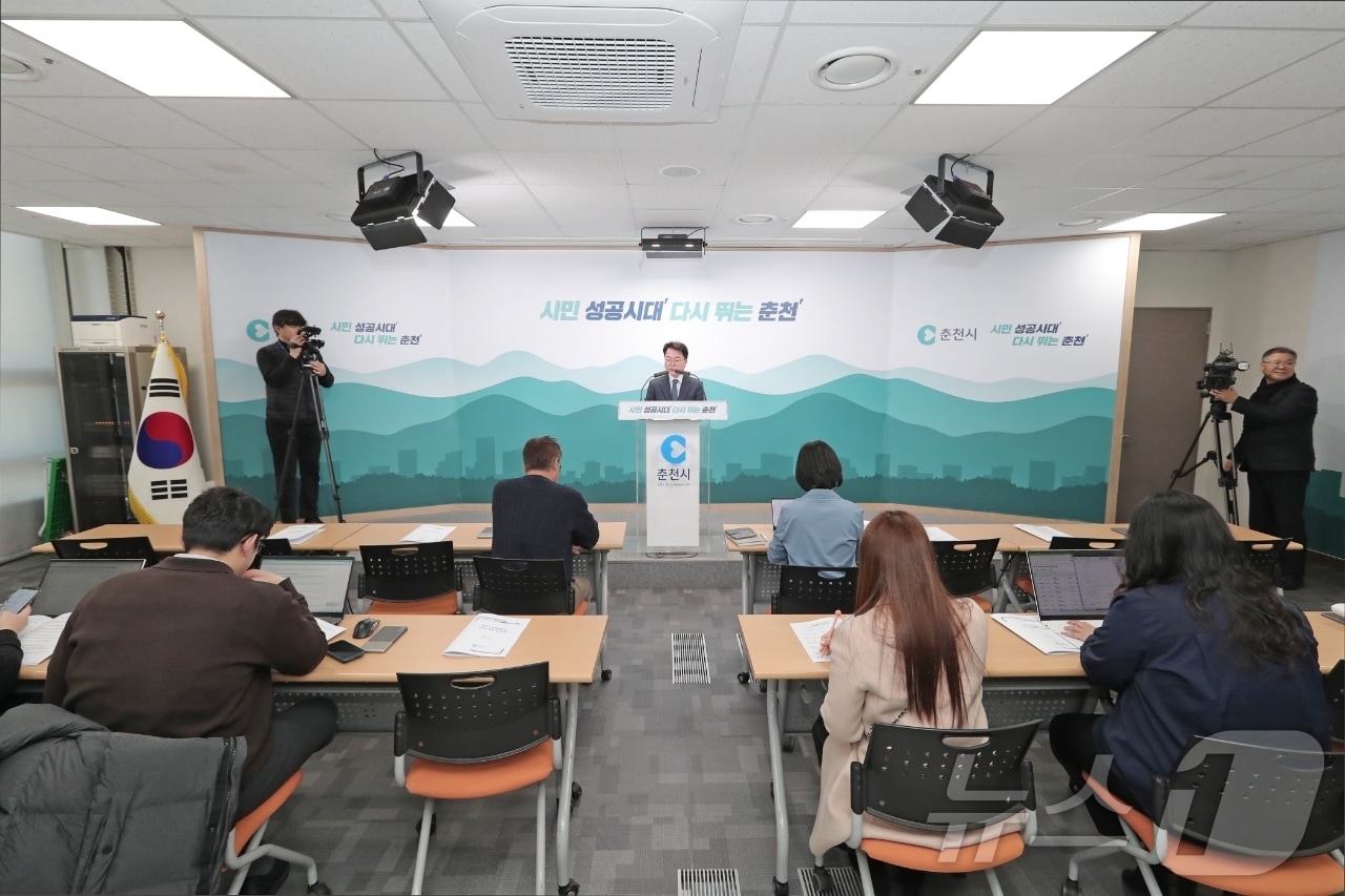 육동한 춘천시장이 4일 시청 브리핑룸에서 기자회견을 갖고 국제협력 및 외국인 정책 추진 방향에 대해 설명하고 있다.(춘천시 제공)