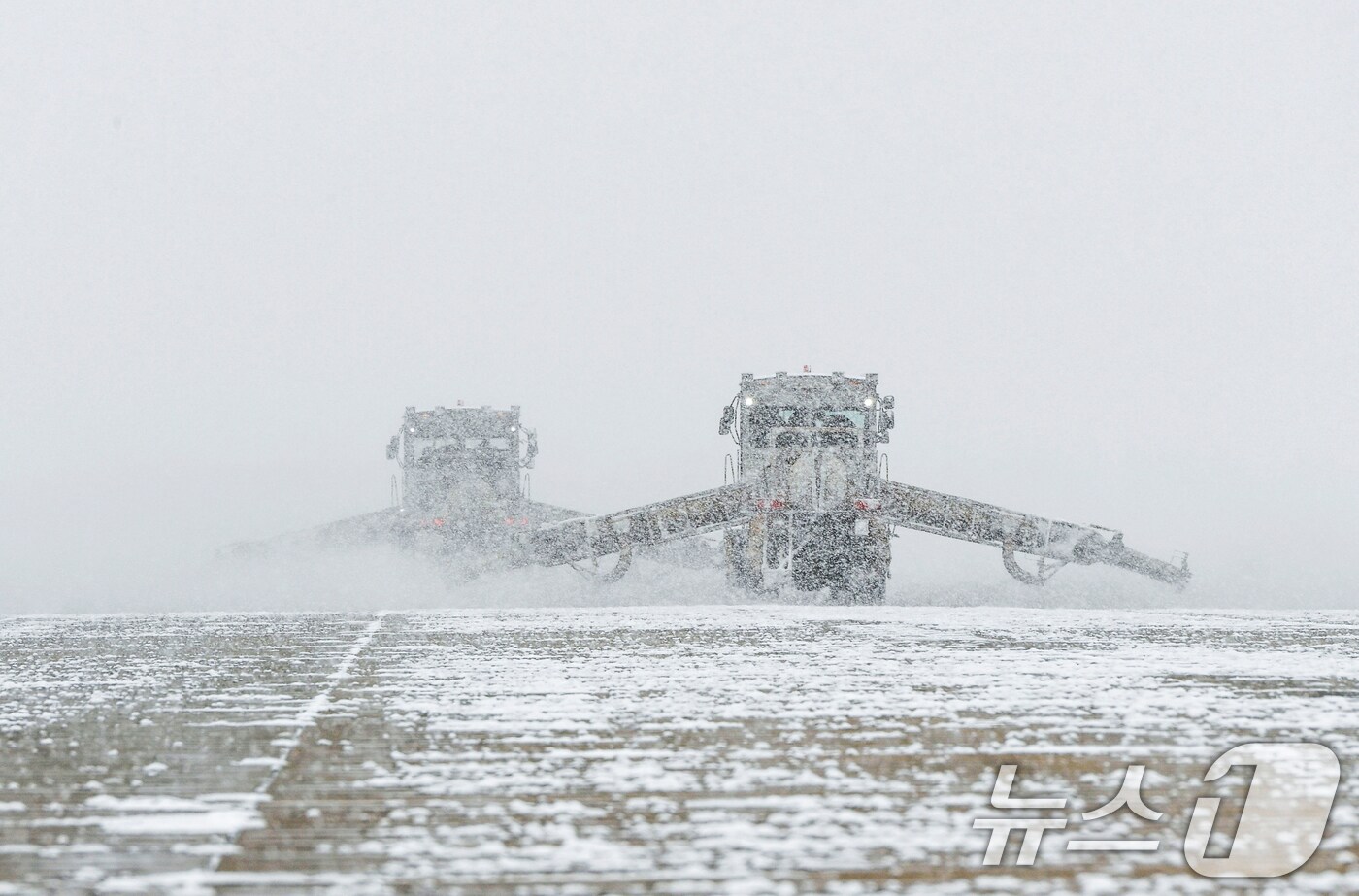 시간당 3㎝의 폭설이 내린 4일 공군 제1전투비행단이 광주 민군공항 활주로에서 제설 작전을 펼치고 있다. &#40;공군1전비 제공&#41;2025.2.4/뉴스1 
