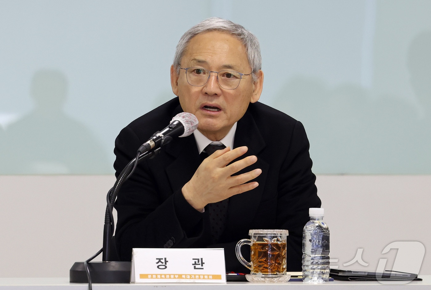 유인촌 문화체육관광부 장관이 3일 서울 종로구 국립현대미술관 서울관 회의실에서 열린 문화체육관광부 확대기관장회의에서 모두발언을 하고 있다.