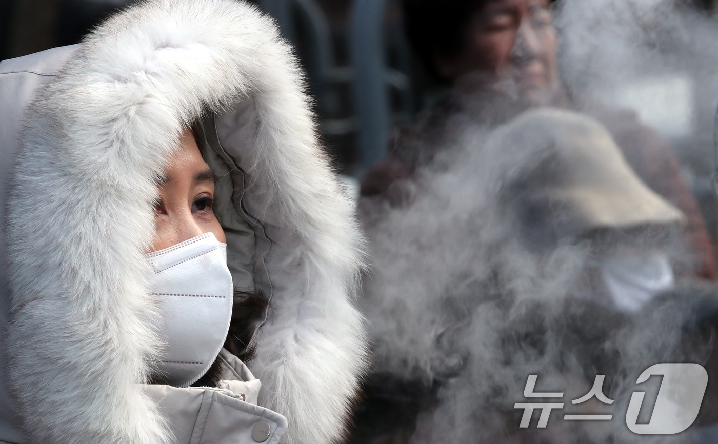 10일 대전·충남은 대부분의 지역에서 아침 기온이 -10도 내외로 떨어져 추울 것으로 예보됐다. 대전 중구에서 시민이 추위에 털모자를 쓰고 있다. /뉴스1 ⓒ News1 김기태 기자