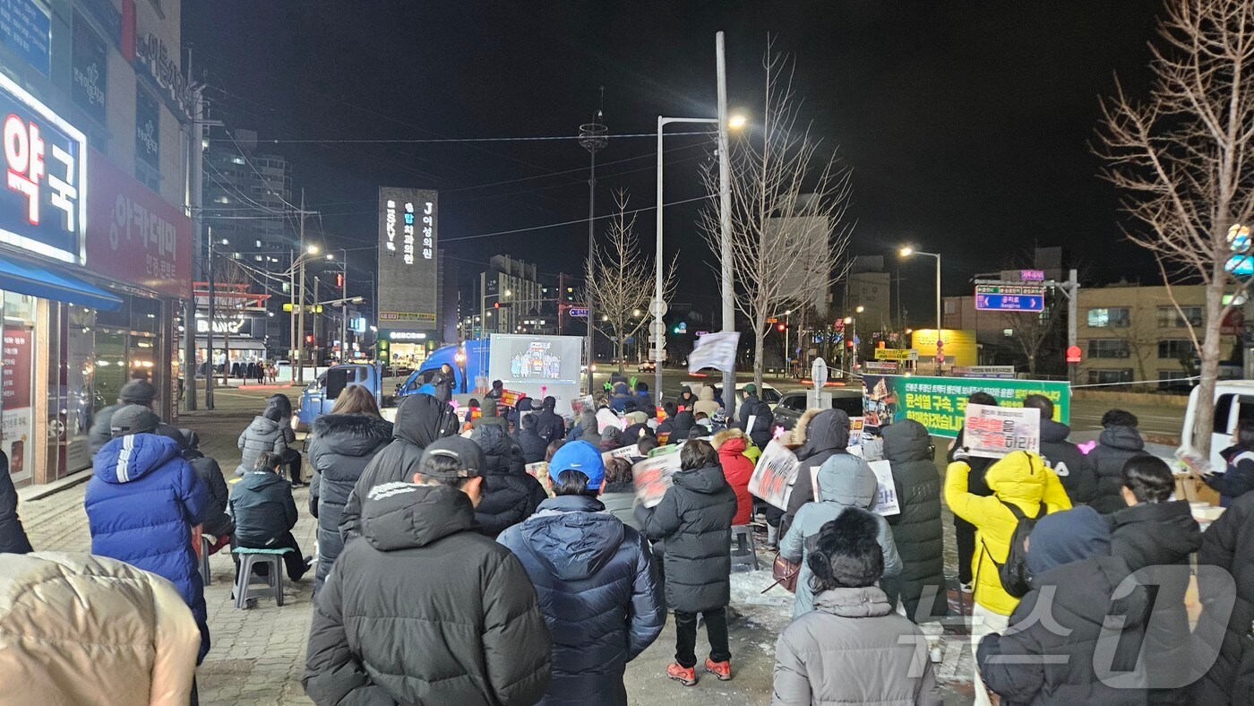 지난달 춘천 거두사거리에서 진행된 윤석열 대통령 퇴진 집회.(뉴스1 DB)