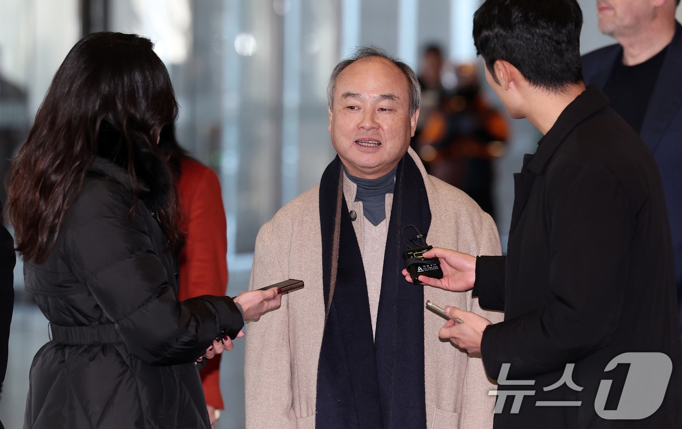 "소프트뱅크, 엔비디아와 손잡고 일본산 소버린 AI 서버 추진"