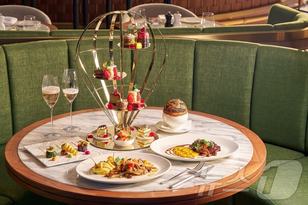 열기구 모양의 디저트 트레이가 돋보이는 ‘브라세리 1783’의 ‘유러피안 밸런타인 다이닝(모히건 인스파이어 제공) / 뉴스니