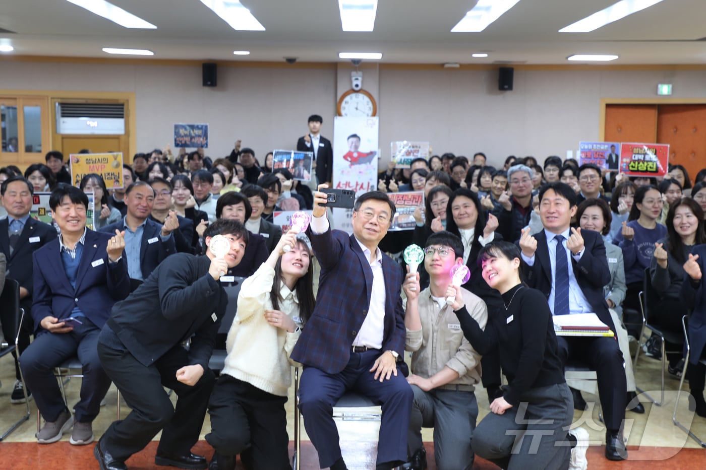 신상진 경기 성남시장(앞줄 가운데)이 4일 오전 중원구청을 찾아 셀프 카메라를 찍는 등 직원들과 소통 시간을 가졌다.(성남시 제공)/