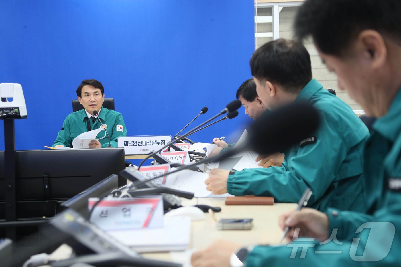 김진태 강원특별자치도지사가 4일 신관 3층 재난상황실에서 18개 시군 및 한파 대응 관련 부서와 한파대응 긴급 점검회의를 개최했다.(강원도 제공)