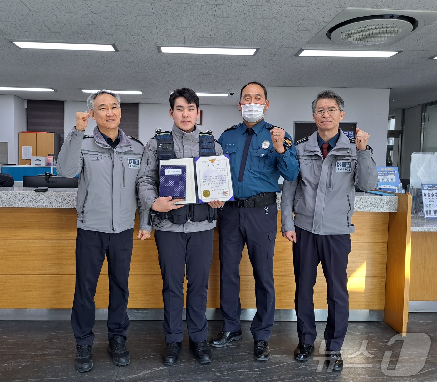 대구 동부경찰서 안심지구대 소속 전형웅 순경은 4일 대구청장의 표창을 받고 기념사진을 촬영하고 있다. (대구 동부경찰서 제공)