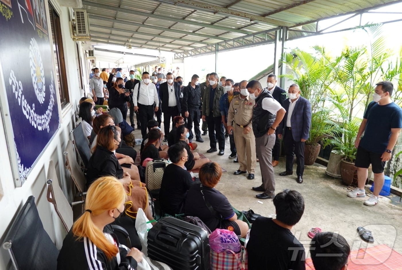 2022년 4월 12일 태국 경찰청장 보좌관 수라차테 하크판&#40;Pol Lt Gen Surachate Hakparn&#41;이 캄보디아 프놈펜의 온라인 사기 범죄조직에서 구조된 태국인 피해자들에게 말하고 있다. 2022.04.12 ⓒ 로이터=뉴스1 ⓒ News1 김경민 기자