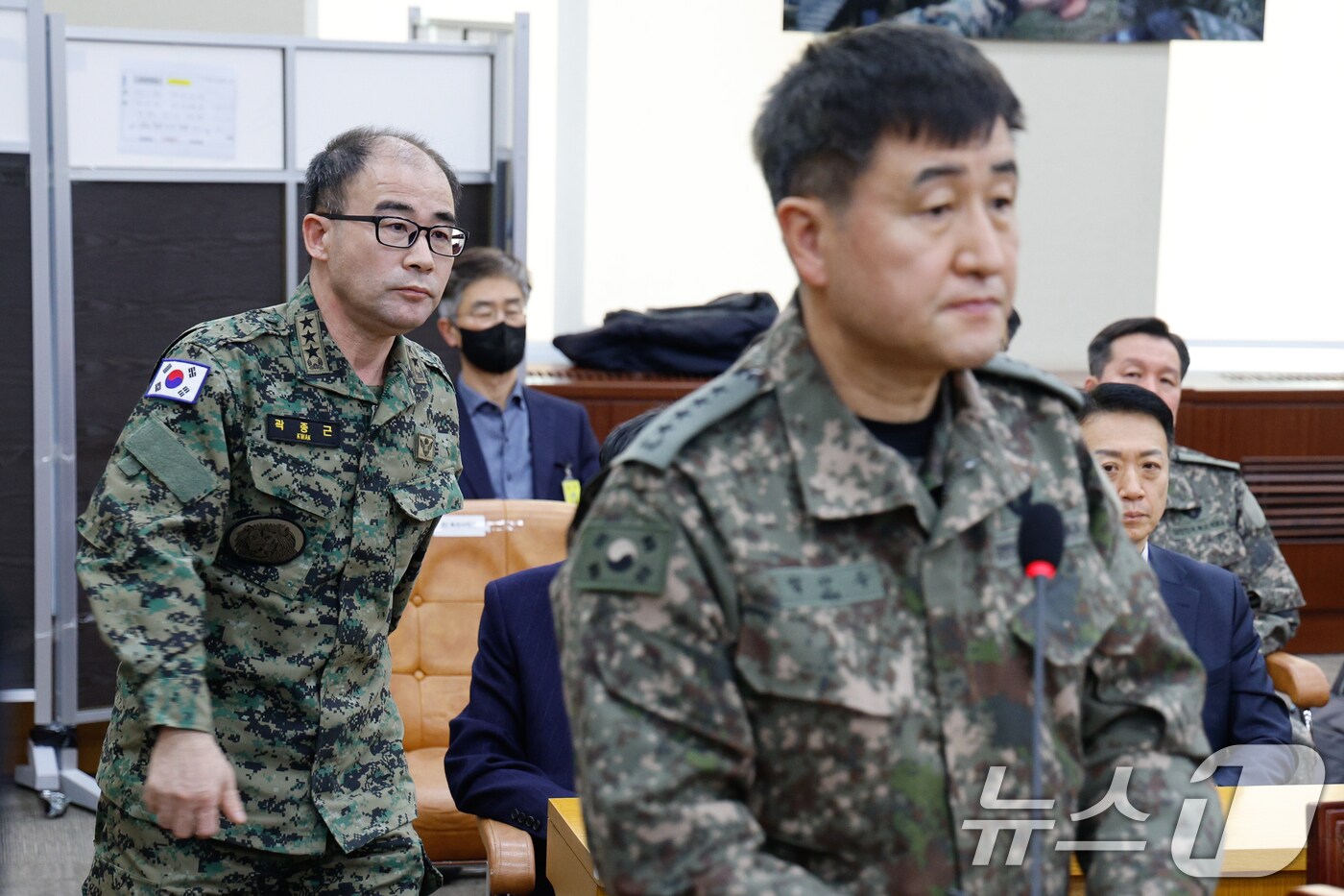 박안수 전 육군참모총장(전 계엄사령관, 오른쪽)이 4일 서울 여의도 국회에서 열린 '윤석열 정부의 비상계엄 선포를 통한 내란 혐의 진상규명 국정조사 2차 청문회'에 출석해 의원 질의에 답하는 가운데 곽종근 전 육군 특수전사령관이 발언대로 향하고 있다. 2025.2.4/뉴스1 ⓒ News1 안은나 기자