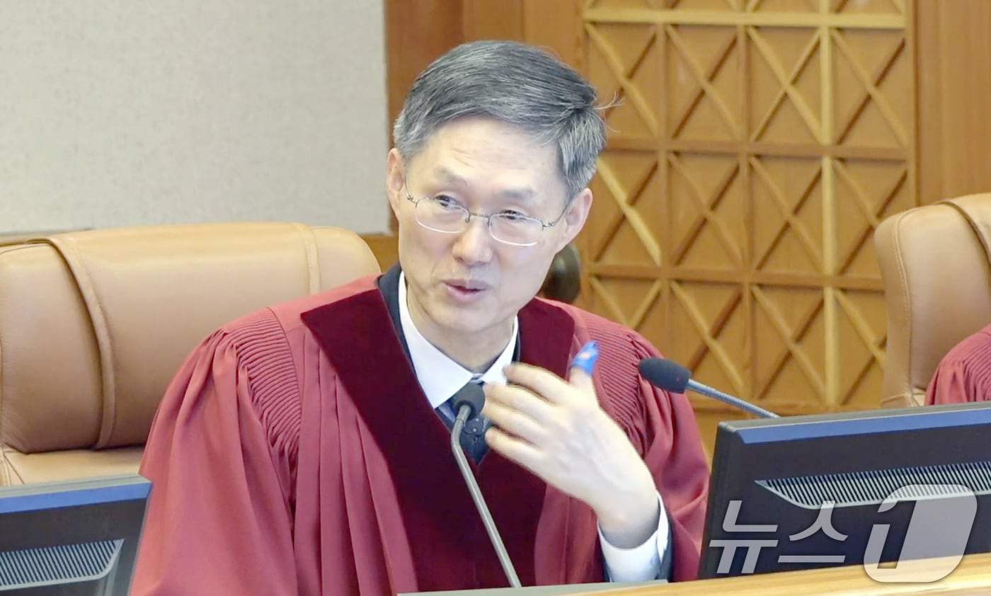 문형배 헌법재판소장 권한대행이 4일 서울 종로구 헌법재판소에서 열린 윤석열 대통령 탄핵심판 5차 변론을 진행하고 있다. (헌법재판소 제공) 2025.2.4/뉴스1