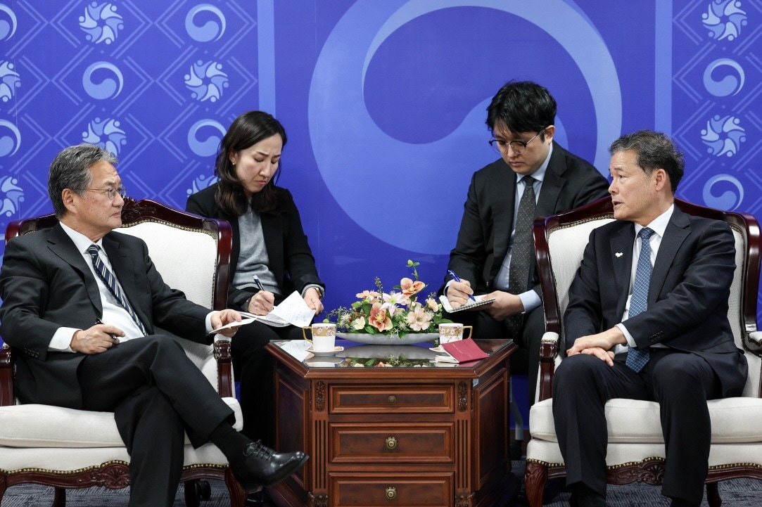 김영호 통일부 장관이 4일 조셉 윤 신임 주한 미국대사대리를 접견하고 한반도 정세 관련 의견을 교환했다고 밝혔다. (통일부 제공)