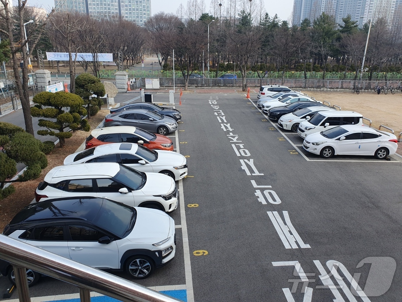 개방된 경기 부천시 부명중 주차장(부천시 제공)/뉴스1