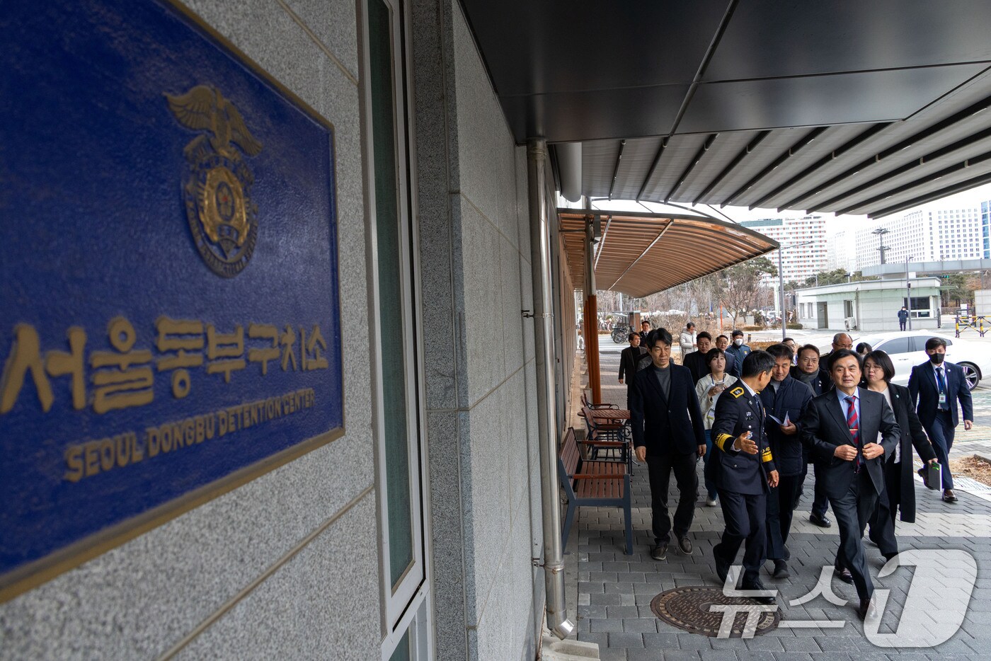 김용현 전 국방부 장관이 5일 서울 송파구 동부구치소에서 열린 '윤석열 정부의 비상계엄 선포를 통한 내란혐의 진상규명 국정조사특별위원회(내란 국조특위)' 2차 현장조사에 모습을 드러내지 않자, 안규백 위원장을 비롯한 위원들이 비공개 신문을 위해 수감동을 찾아가고 있다. 2025.2.5/뉴스1 ⓒ News1 국회사진취재단