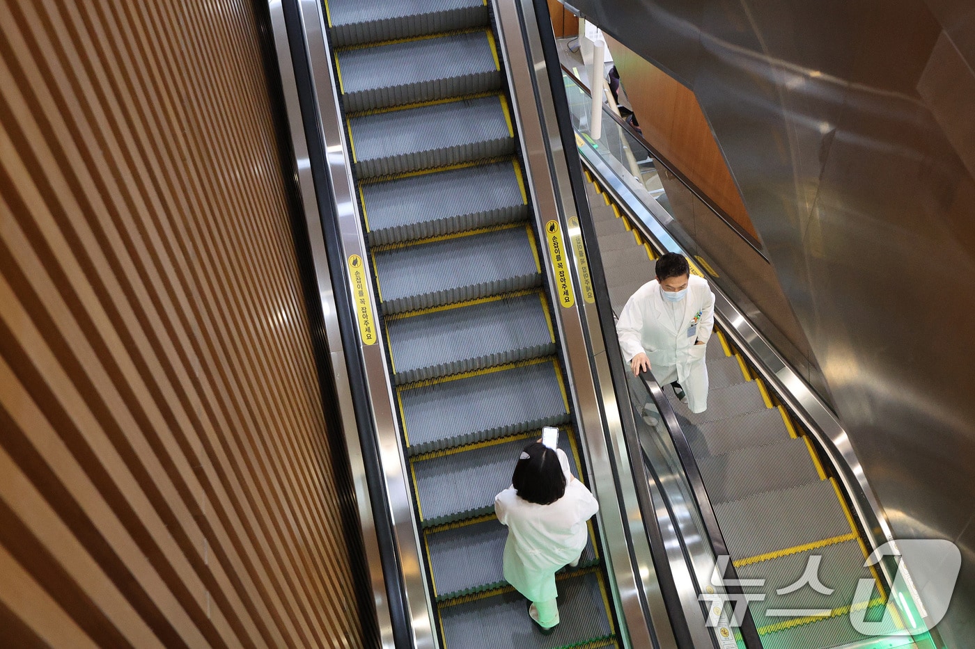 의정갈등 만 1년을 하루 앞둔 5일 서울의 한 대학병원에서 의료진이 병원을 오가고 있다. 2025.2.5/뉴스1 ⓒ News1 신웅수 기자