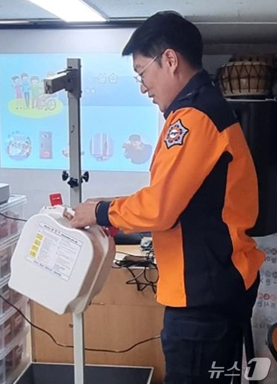 포항북부소방서가 5일 북구 청하면 장애인주간보호센터에서 장애인을 대상으로 완강기 사용법을 교육했다. (포항북부소방서 제공) 2025.2.5/뉴스1 
