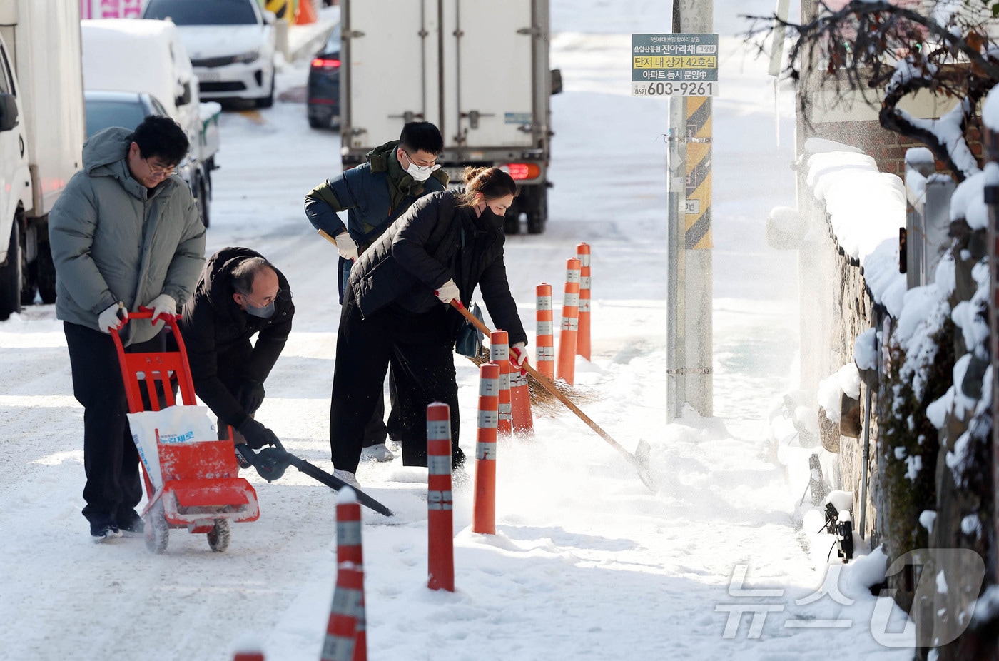 5일 오전 광주 북구 운암1동 행정복지센터 직원들이 주택가 이면도로에서 제설작업을 하고 있다.&#40;광주 북구 제공&#41;2025.2.5/뉴스1 
