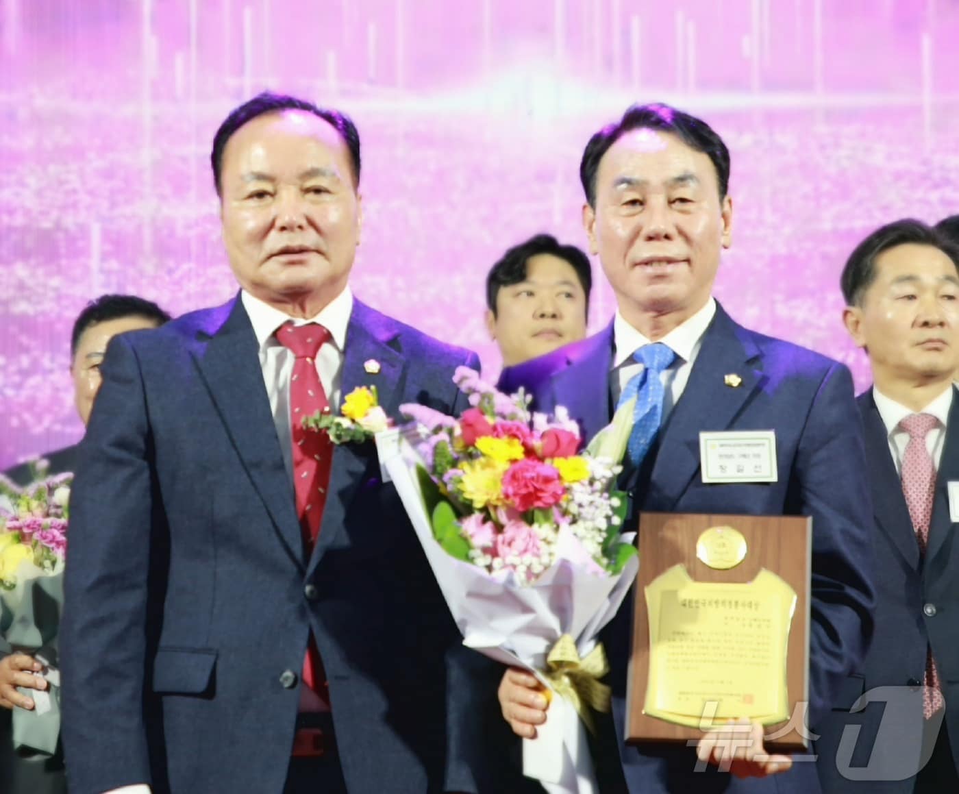  구례군의회 장길선 의장(오른쪽)이 5일 '대한민국지방의정봉사대상'을 수상했다.(구례군의회 제공)2025.2.5/