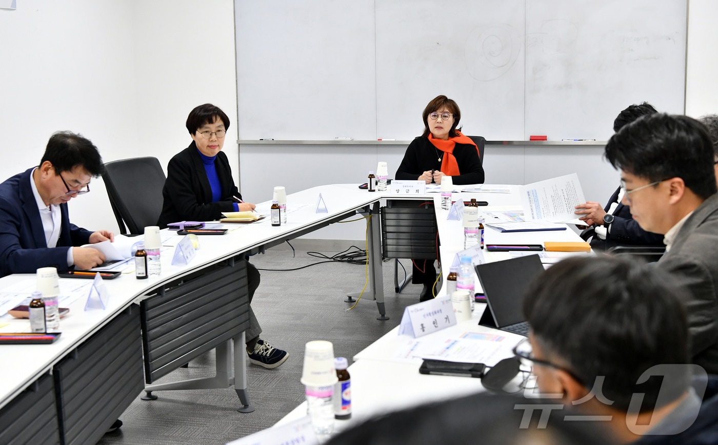 5일 APEC 정상회의 경제행사 추진회의에서 양금희 경제부지사(가운데)와 실.국장들이 지원상황을 점검하고 있다.(경북도 제공)2025.2.5./뉴스1