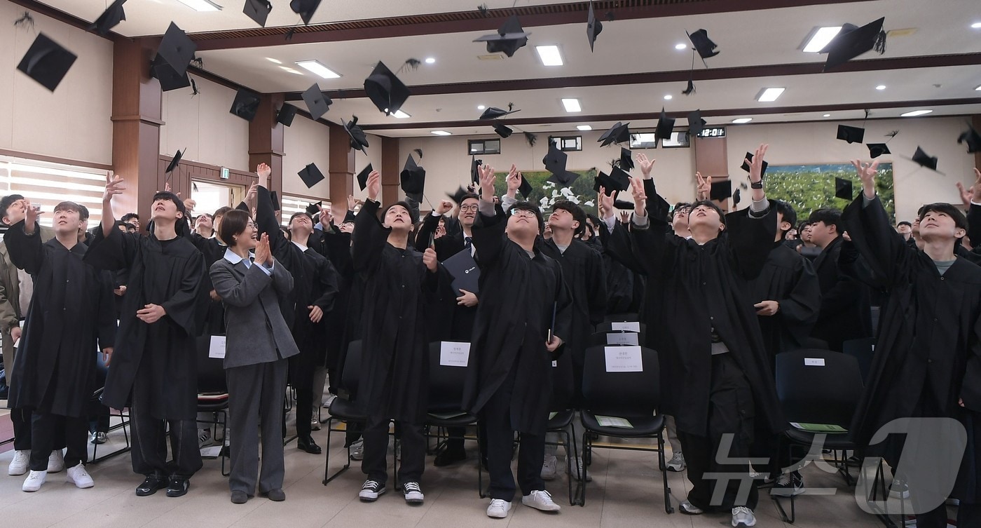 5일 한국폴리텍대학 울산캠퍼스 본관 3층 강당에서 2024학년도 학위수여식이 열리고 있다. (한국폴리텍대학 울산캠퍼스 제공)