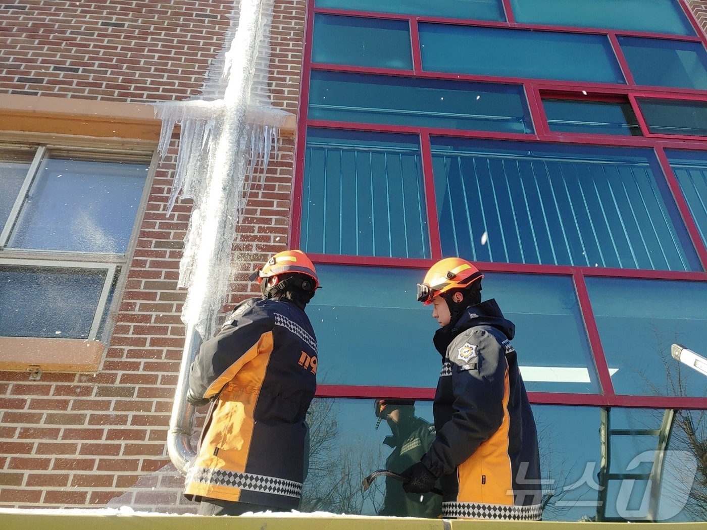 지난 4일 오전 9시께 경기 양주시 광사동의 초등학교 건물 외벽에 생긴 고드름. (사진=경기도북부소방재난본부