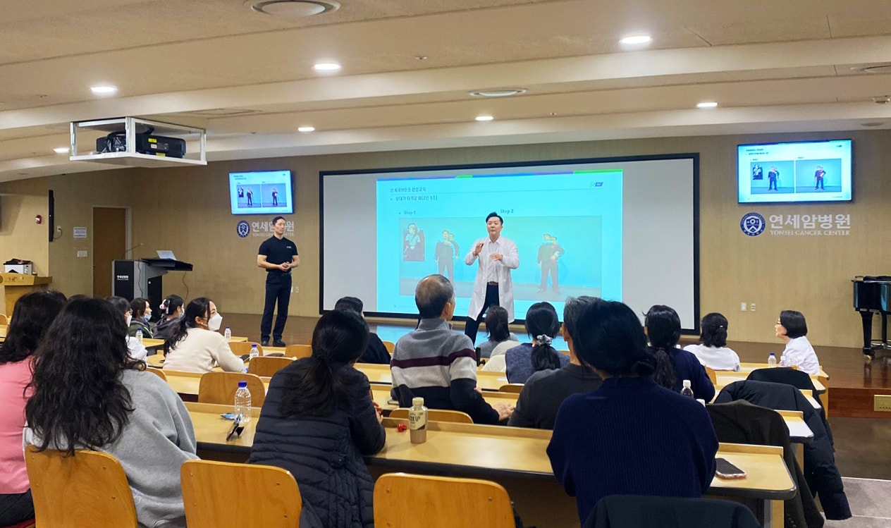 에스텍시스템 소속 경호 전문가가 연세대 세브란스병원 의료진을 대상으로 호신술 교육을 진행하는 모습이다.(에스텍시스템 제공)