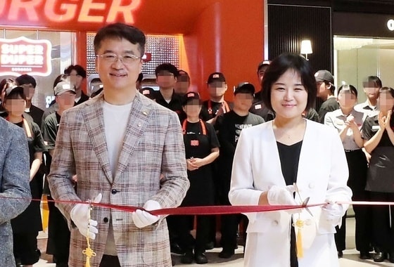 [단독]'유죄 확정' 박현종 전 bhc 회장, 매드포갈릭 자회사 대표 올라 - 뉴스 썸네일 이미지