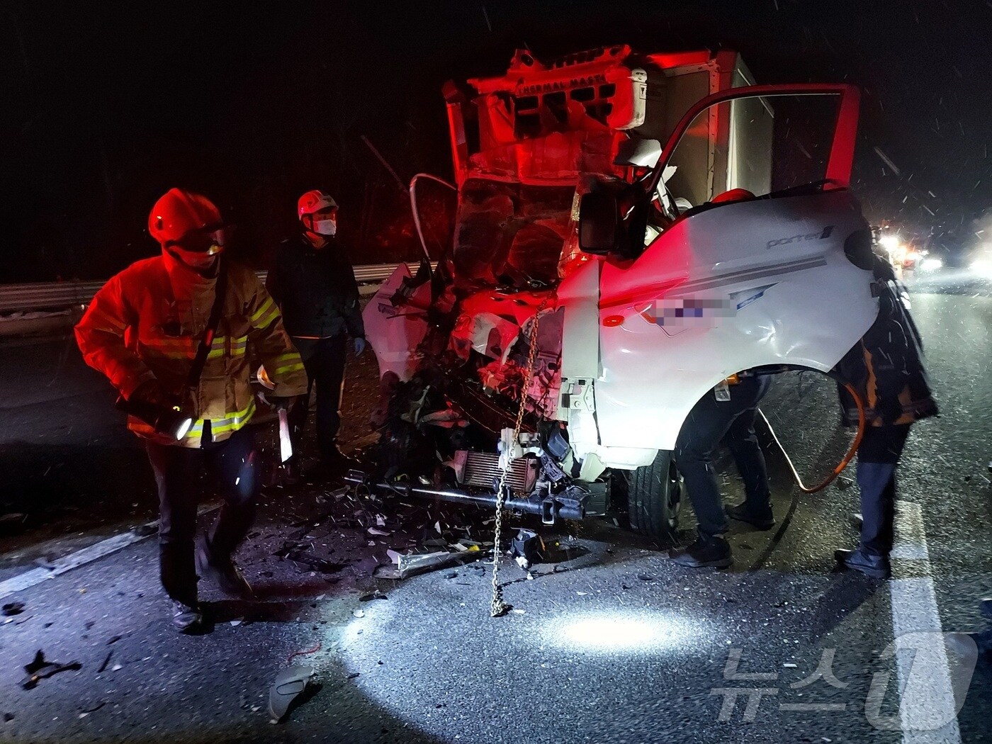 5일 오후 7시 39분께 전북 정읍식 북면 호남고속도로 하행선 135.3㎞ 지점에서 1톤 트럭과 8.5톤 트럭이 추돌했다.(전북소방 제공) 2025.2.6/뉴스1