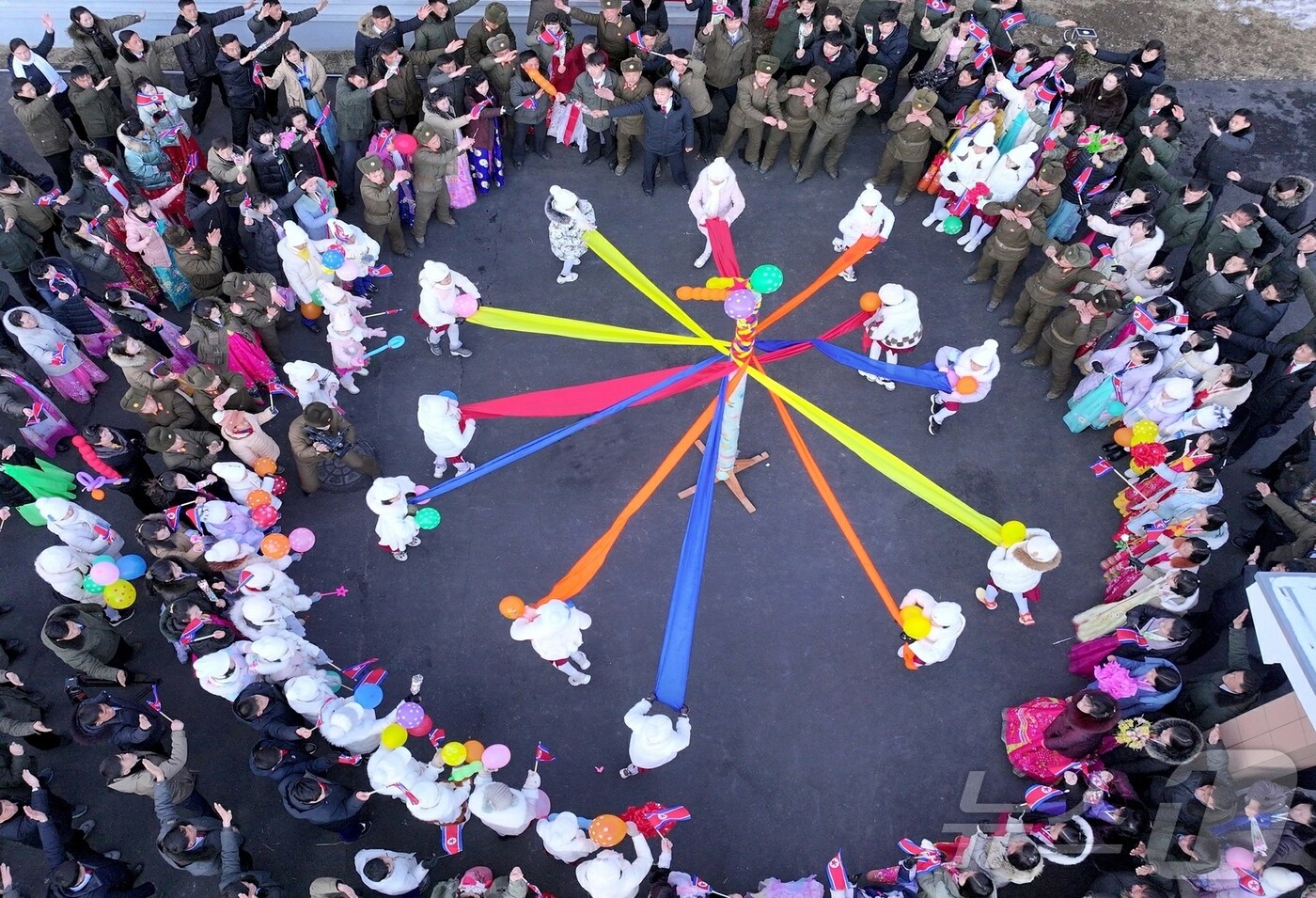 &#40;평양 노동신문=뉴스1&#41; = 북한 노동당 기관지 노동신문은 6일 &#34;동신군의 인민들이 5일 지방공업공장들의 준공을 성대히 경축했다＂라고 보도했다. [국내에서만 사용가능. 재배포 금지. DB 금지. For Use Only in the Republic of Korea. Redistribution Prohibited] rodongphoto@news1.kr