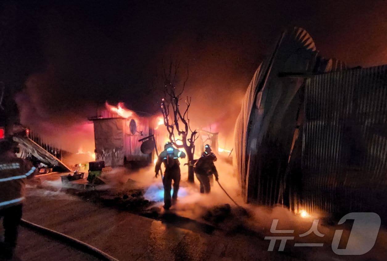 5일 오후 8시 50분쯤 경북 경주시 안강읍 산대리 토마토 선별 작업장에서 불이나 소방당국이 화재진압 중이다(경북소방 제공)2025.2.6/뉴스1