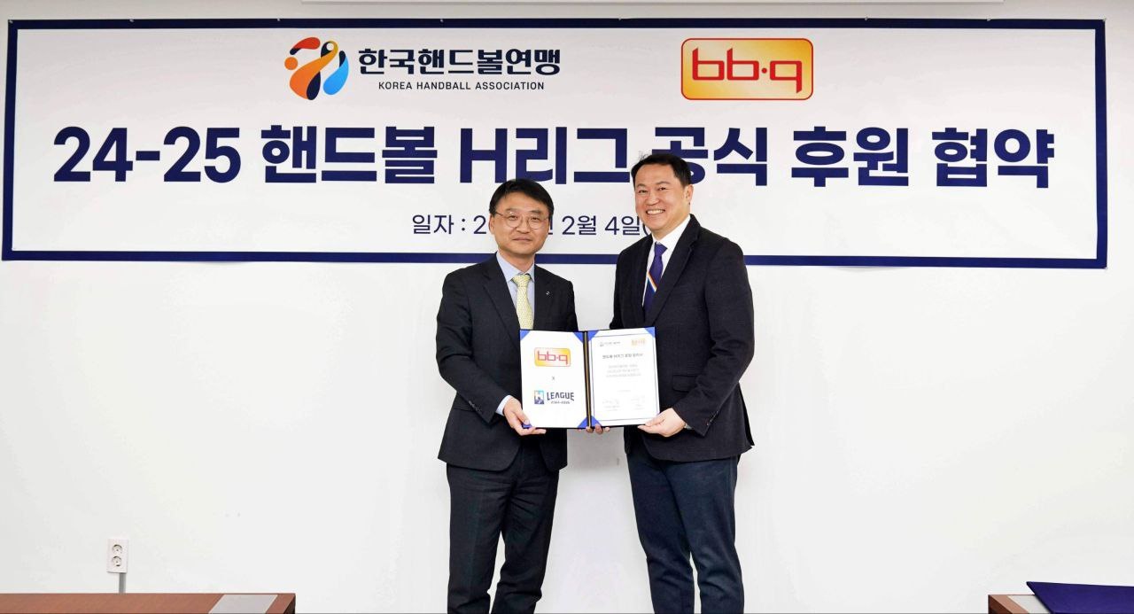BBQ 후원 계약 체결 후 (왼쪽)이동영 제너시스BBQ 그룹 커뮤니케이션실장과 오자왕 한국핸드볼연맹 사무총장이 기념촬영을 하는 모습(BBQ 제공).