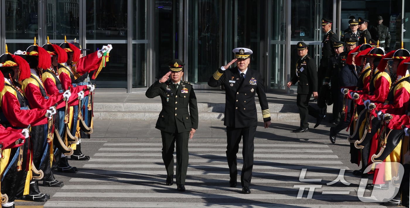 김명수 합참의장과 쏭윗 눈팍디 태국 육군대장이 6일 오전 서울 용산구 국방부에서 열린 환영 의장행사에 참석하고 있다. 2025.2.6/뉴스1 ⓒ News1 장수영 기자