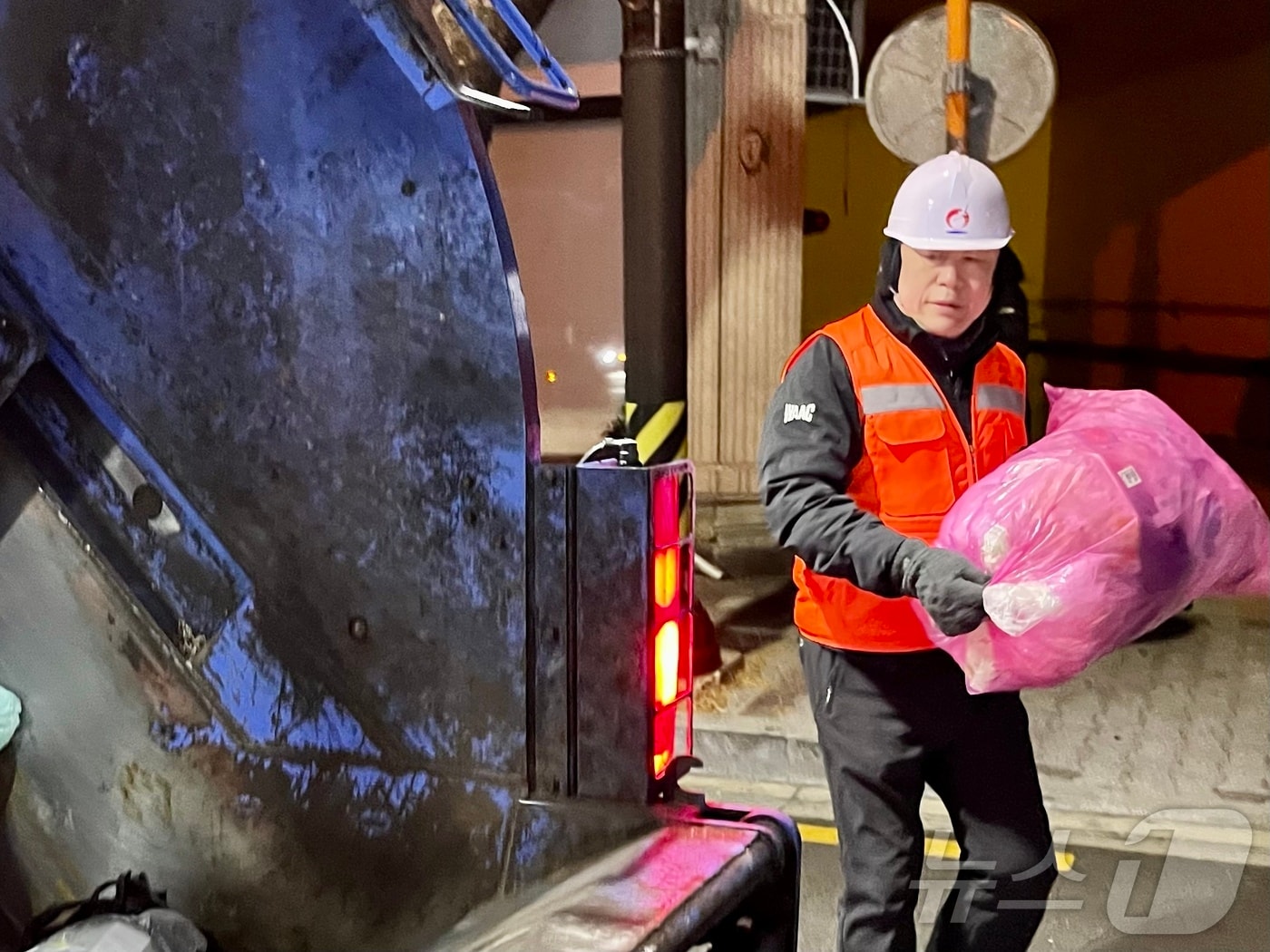 김종훈 동구청장이 6일 오전 관내 일원에서 생활폐기물 수거 현장 체험을 하고 있다.(울산동구청제공)