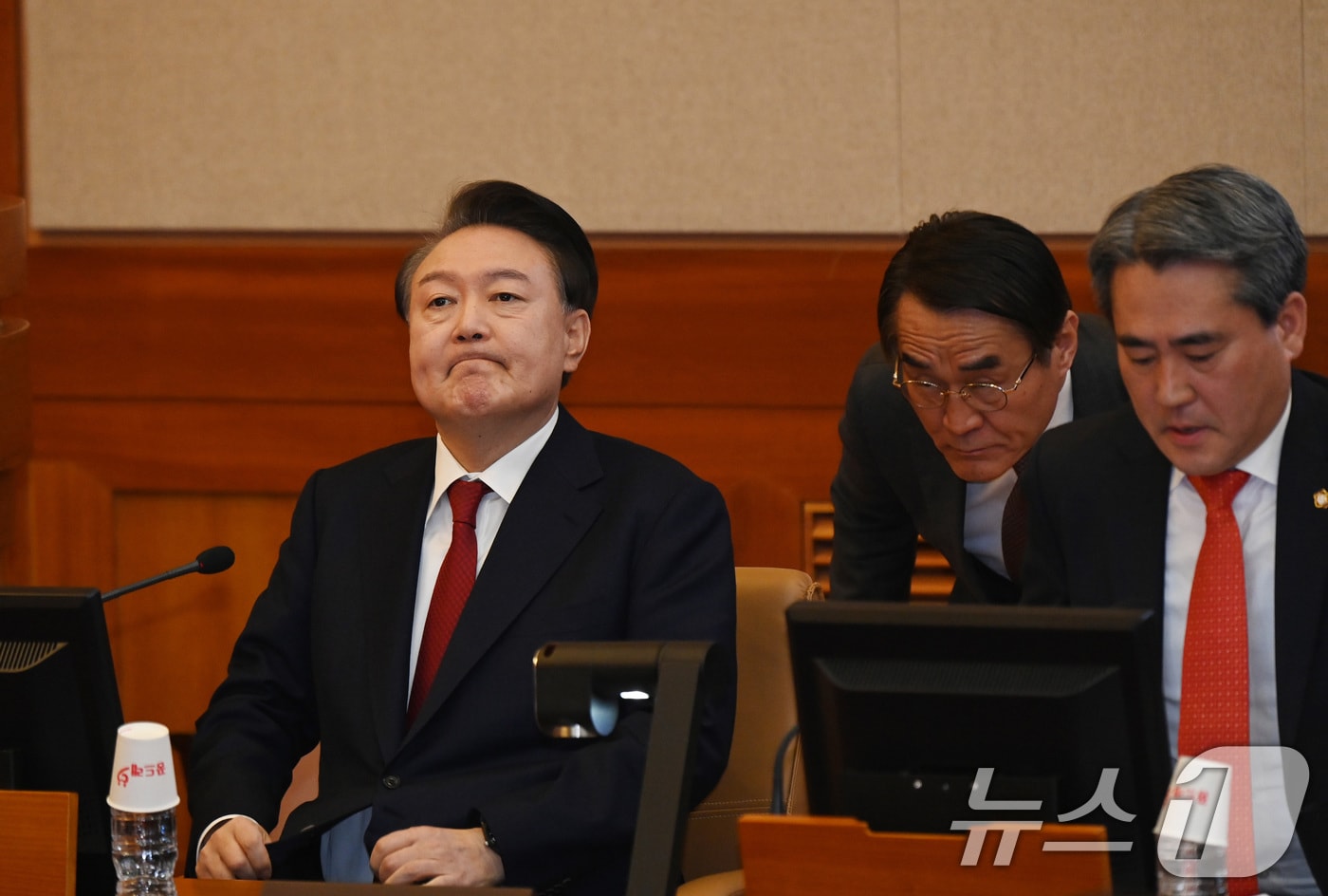 생각에 잠긴 윤석열 전 대통령&#40;왼쪽&#41;.