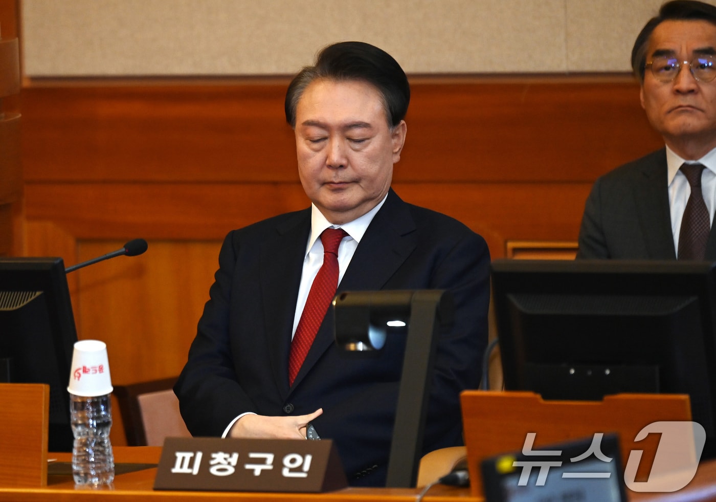 윤석열 대통령이 6일 오전 서울 종로구 헌법재판소 대심판정에서 열린 탄핵심판 6차 변론기일에 출석해 생각에 잠겨있다. 2025.2.6/뉴스1 ⓒ News1 사진공동취재단