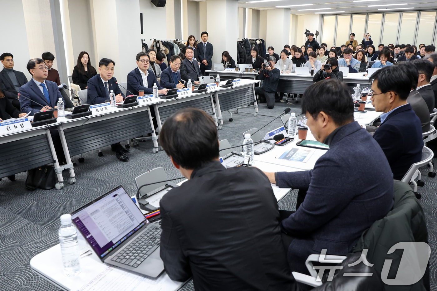 강도현 과학기술정보통신부 2차관이 6일 오전 서울 중구 국가인공지능위원회에서 열린 '국내 AI 산업 경쟁력 진단 및 점검 회의'에서 모두발언을 하고 있다. 2025.2.6/뉴스1 ⓒ News1 민경석 기자