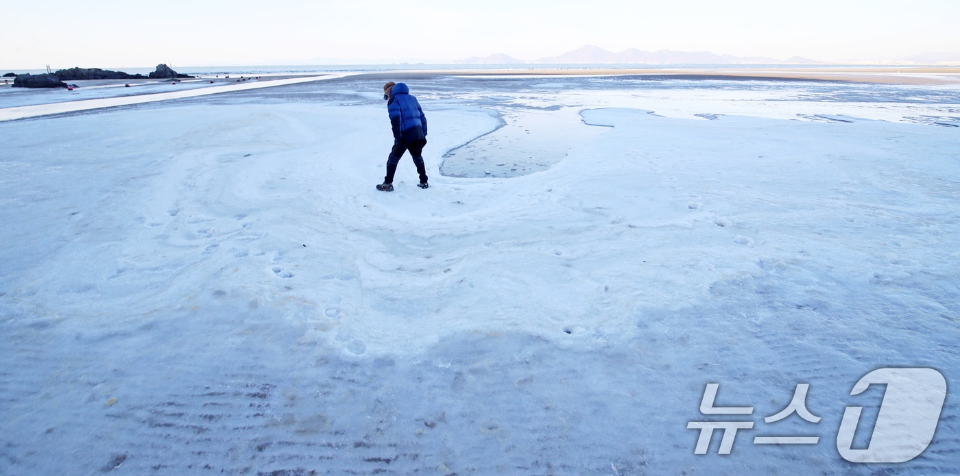 매서운 한파가 이어진 6일 오전 부산 사하구 다대포해수욕장 백사장 일부에 바닷물이 꽁꽁 얼어 있다. 2025.2.6/뉴스1 ⓒ News1 윤일지 기자