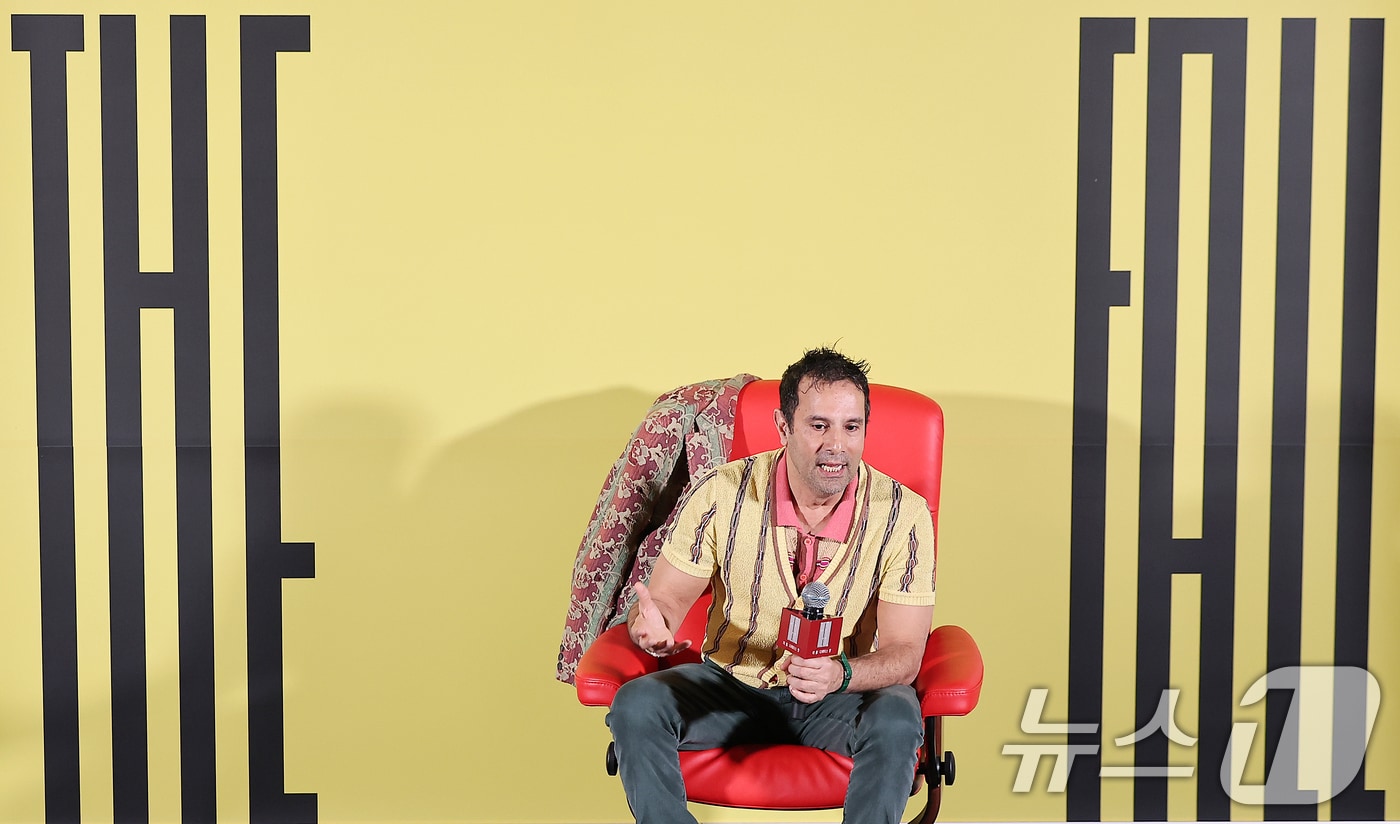 타셈 싱 감독이 6일 서울 용산구 CGV 용산아이파크몰에서 열린 영화 '더 폴: 디렉터스 컷' 기자간담회에서 취재진 질문에 답변하고 있다. 18년 만에 4K 리마스터링 작업을 거쳐 재개봉한 '더 폴: 디렉터스 컷'은 스턴트맨 로이(리 페이스)가 호기심 많은 어린 소녀 알렉산드리아에게 들려주는 모험담을 그린 영화로 관객 9만 명을 돌파하며 흥행몰이 중이다. 2025.2.6/뉴스1 ⓒ News1 김진환 기자