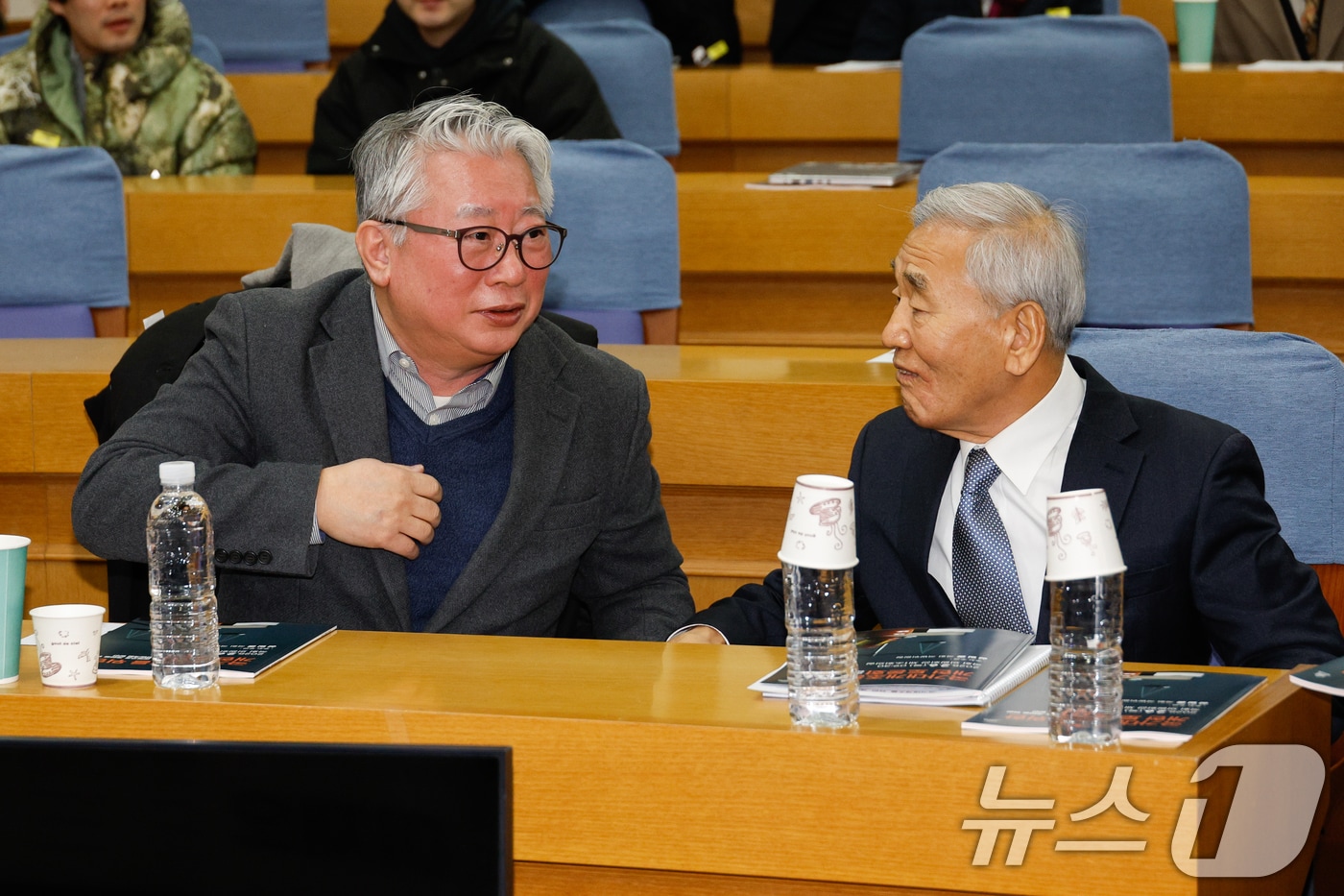 지난 2월 6일 이재오 민주화운동기념사업회 이사장&#40;오른쪽&#41;과 울 여의도 국회의원회관에서 열린 &#39;국가대개조를 위한 개헌 토론회&#39;에 참석해 대화하고 있는 조응천 전 개혁신당 의원. 2025.2.6/뉴스1 ⓒ News1 안은나 기자