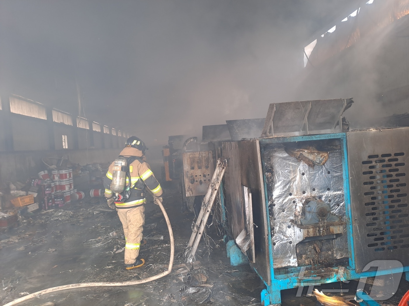  6일 낮 12시 16분께 전북자치도 군산시 서수면 한 돈사 창고에서 불이 났다.(군산소방 제공) 2025.2.6/뉴스1