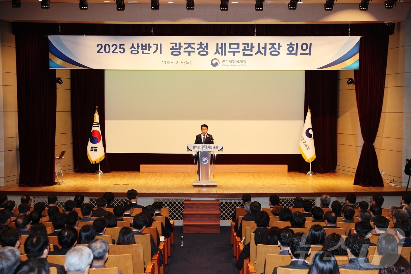 광주지방국세청은 6일 오전 지방청 국·과장, 일선 세무서장 및 과장 등 250명이 참석한 가운데 '2025년 상반기 세무관서장 회의'를 개최했다. ⓒ News1