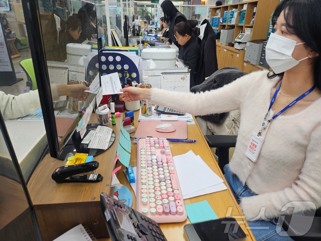 김해시 민원 담당 공무원이 휴대용 녹음기를 착용한 채 업무를 보고 있다.(김해시 제공)