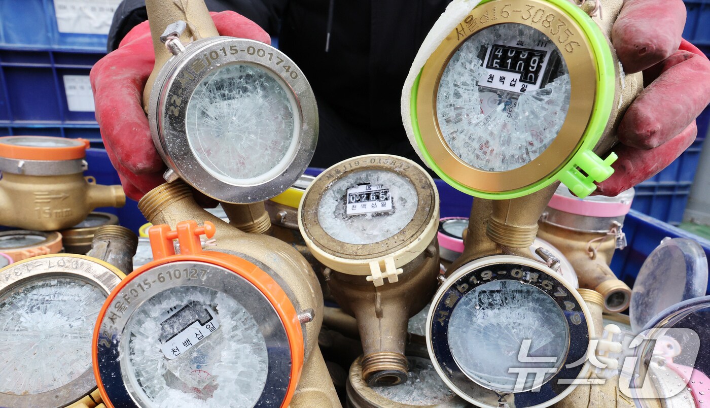 강추위가 이어진 6일 오후 서울 서대문구 서부수도사업소에서 직원이 동파된 계량기를 정리하고 있다. 서울시는 이어지는 한파에 대응해 오는 8일까지 '동파 경계' 단계를 연장한다. 영하 10도 이하의 기온에서는 야간이나 외출 시 물을 가늘게 틀어 계량기 동파사고를 예방할 수 있다. 2025.2.6/뉴스1 ⓒ News1 장수영 기자l