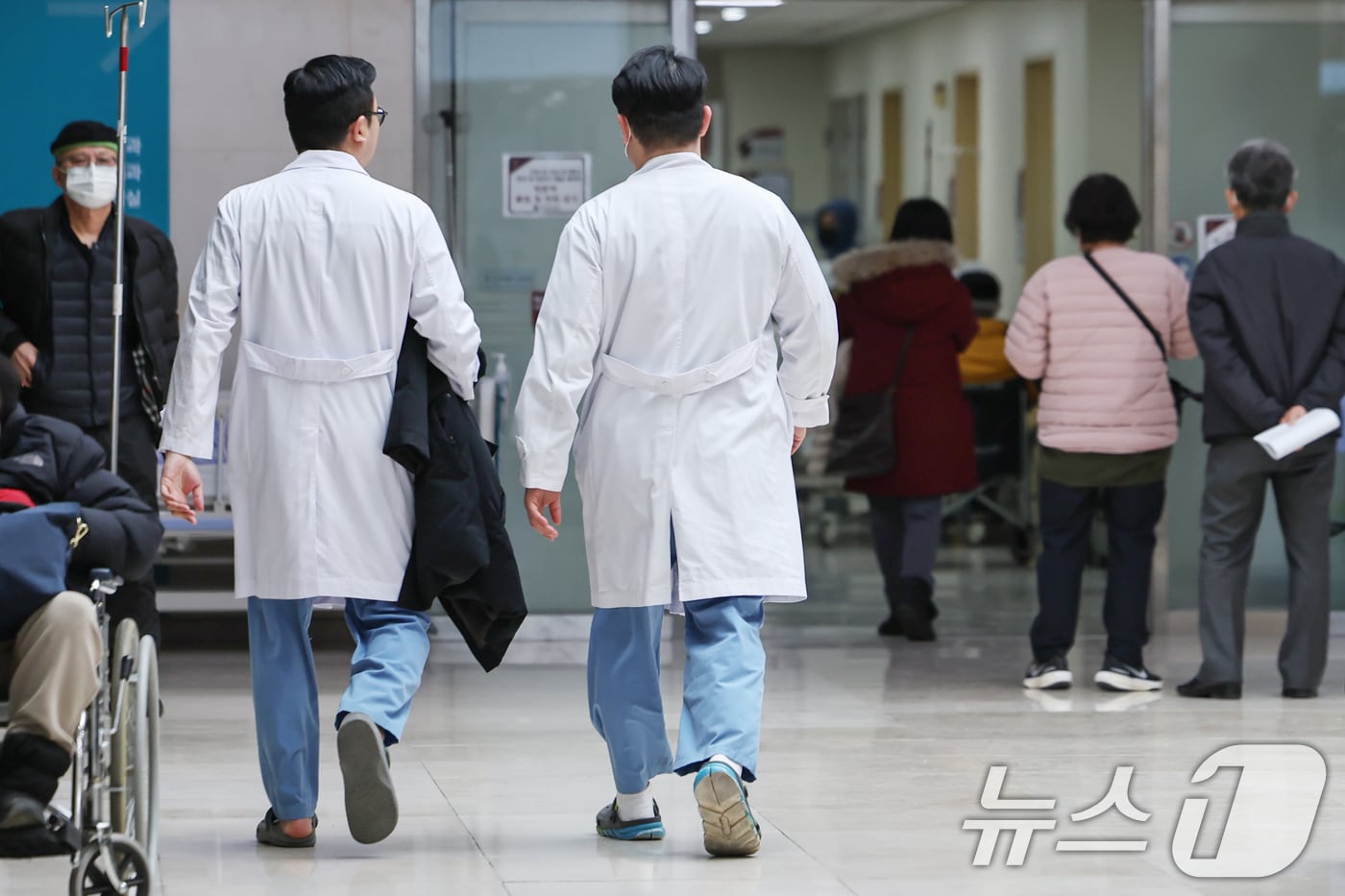 지난 6일 서울의 한 대학병원에서 의료진이 오가고 있다. (뉴스1 DB)