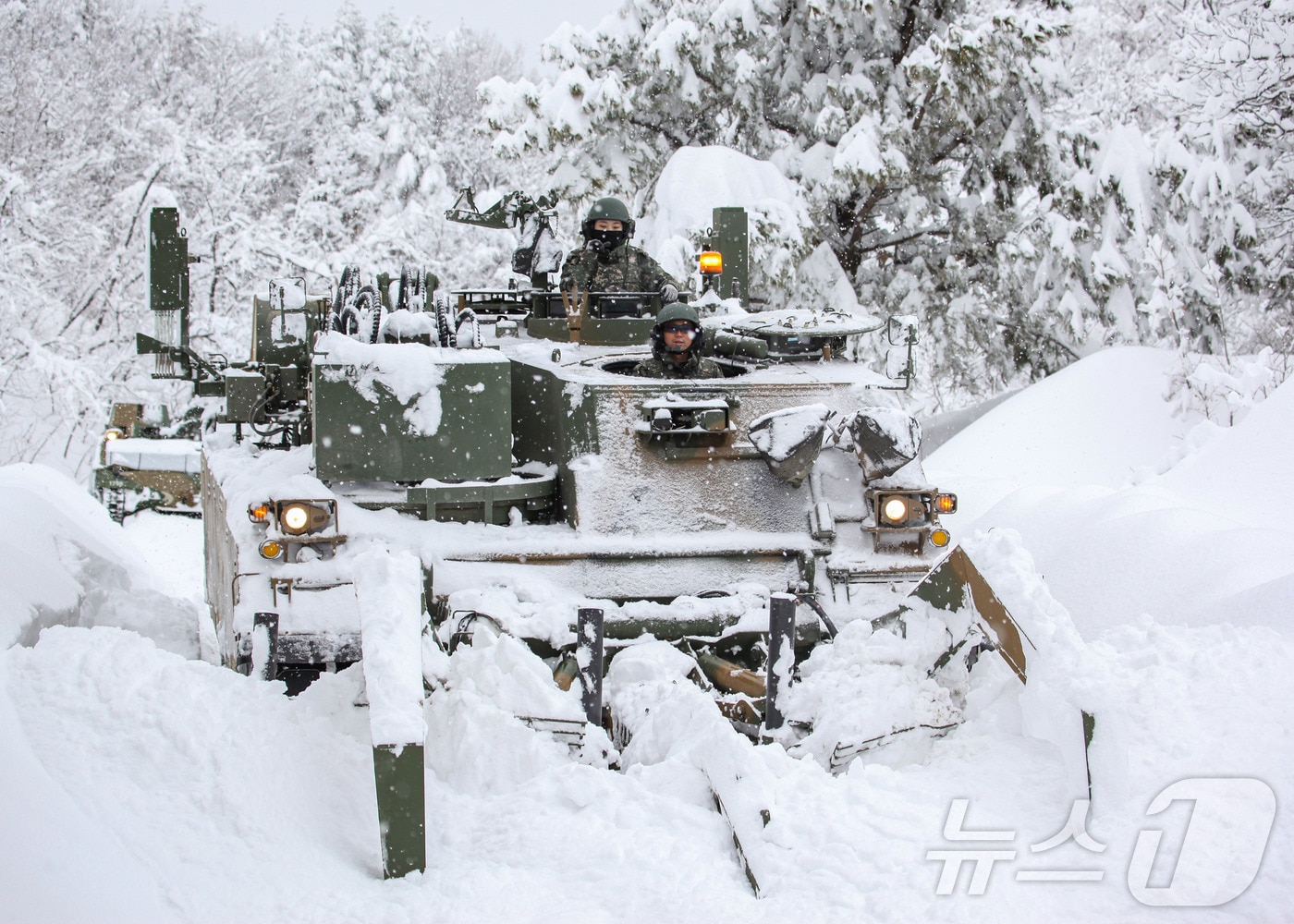육군 102기갑여단 혹한기 전술 훈련 모습.(부대 제공) 2025.2.6/뉴스1