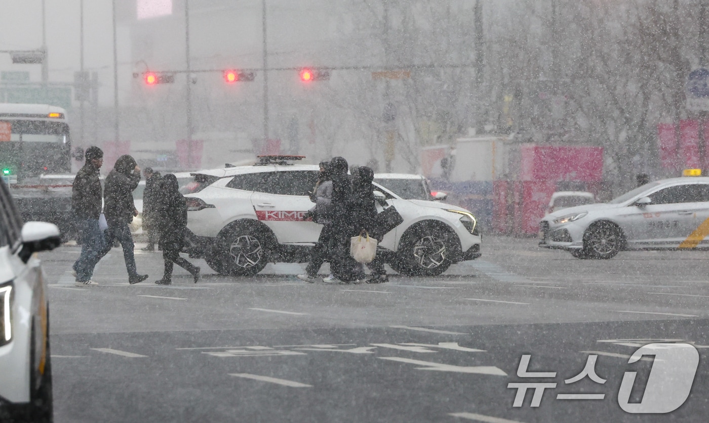극심한 한파에 폭설까지 이어진 6일 서울 광화문 네거리에 시민들이 눈을 맞으며 이동하고 있다. 2025.2.6/뉴스1 ⓒ News1 허경 기자
