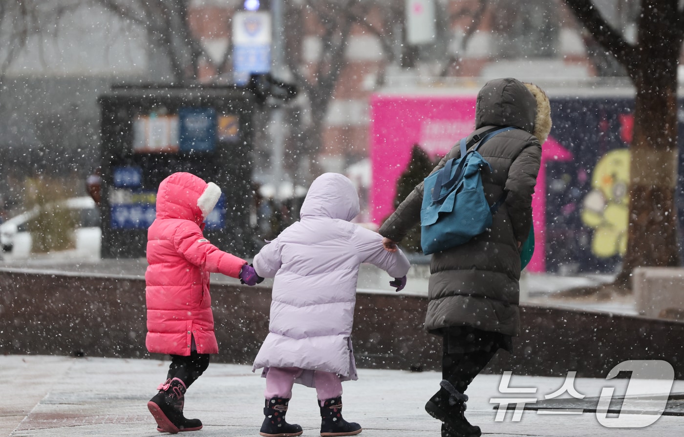 극심한 한파에 폭설까지 이어진 6일 서울 광화문 네거리에 시민들이 눈을 맞으며 이동하고 있다. 2025.2.6/뉴스1 ⓒ News1 허경 기자