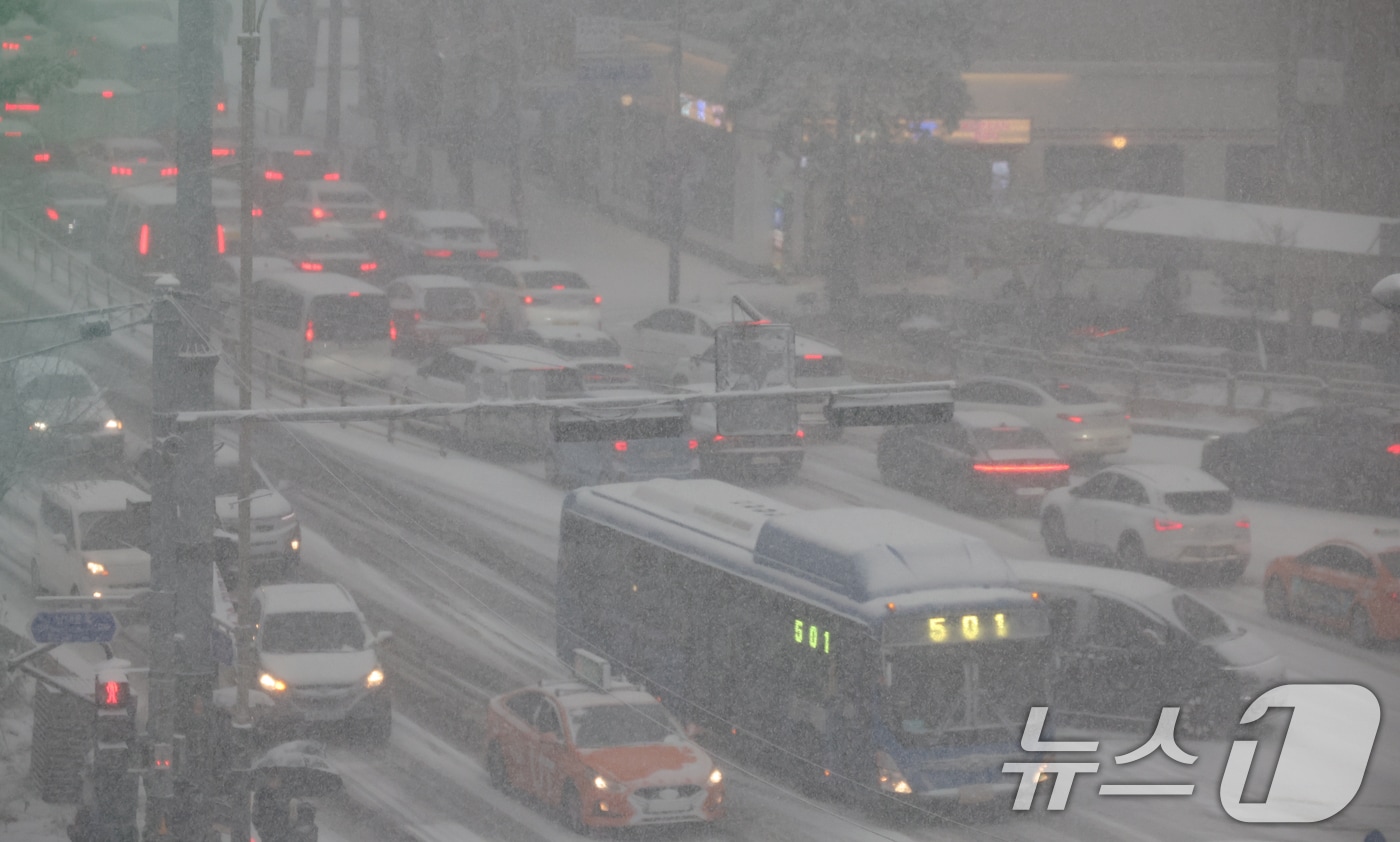 6일 오후 서울지역에 눈이 내린 가운데 서울 중구 을지로에서 차량들이 서행으로 운행하고 있다. 2025.2.6/뉴스1 ⓒ News1 김명섭 기자