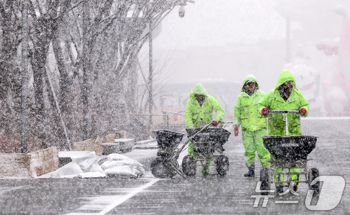 서울에 대설주의보가 내려진 6일 오후 서울 종로구 광화문 광장 일대에서 서울시 관계자들이 제설작업을 하고 있다. 2025.2.6/뉴스1 ⓒ News1 김성진 기자