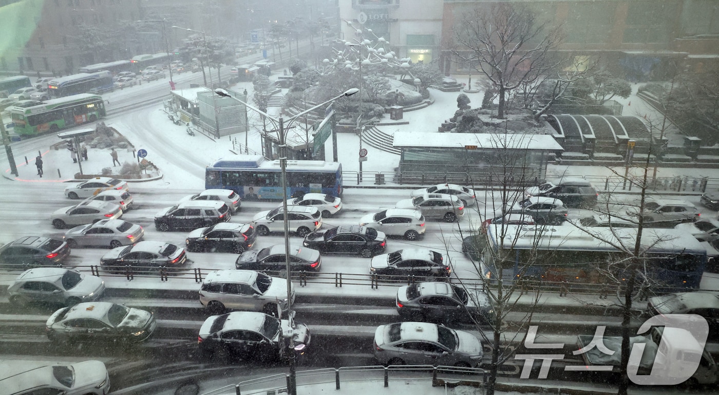 6일 오후 서울지역에 눈이 내린 가운데 서울 중구 을지로에서 차량들이 서행으로 운행하고 있다. 2025.2.6/뉴스1 ⓒ News1 김명섭 기자